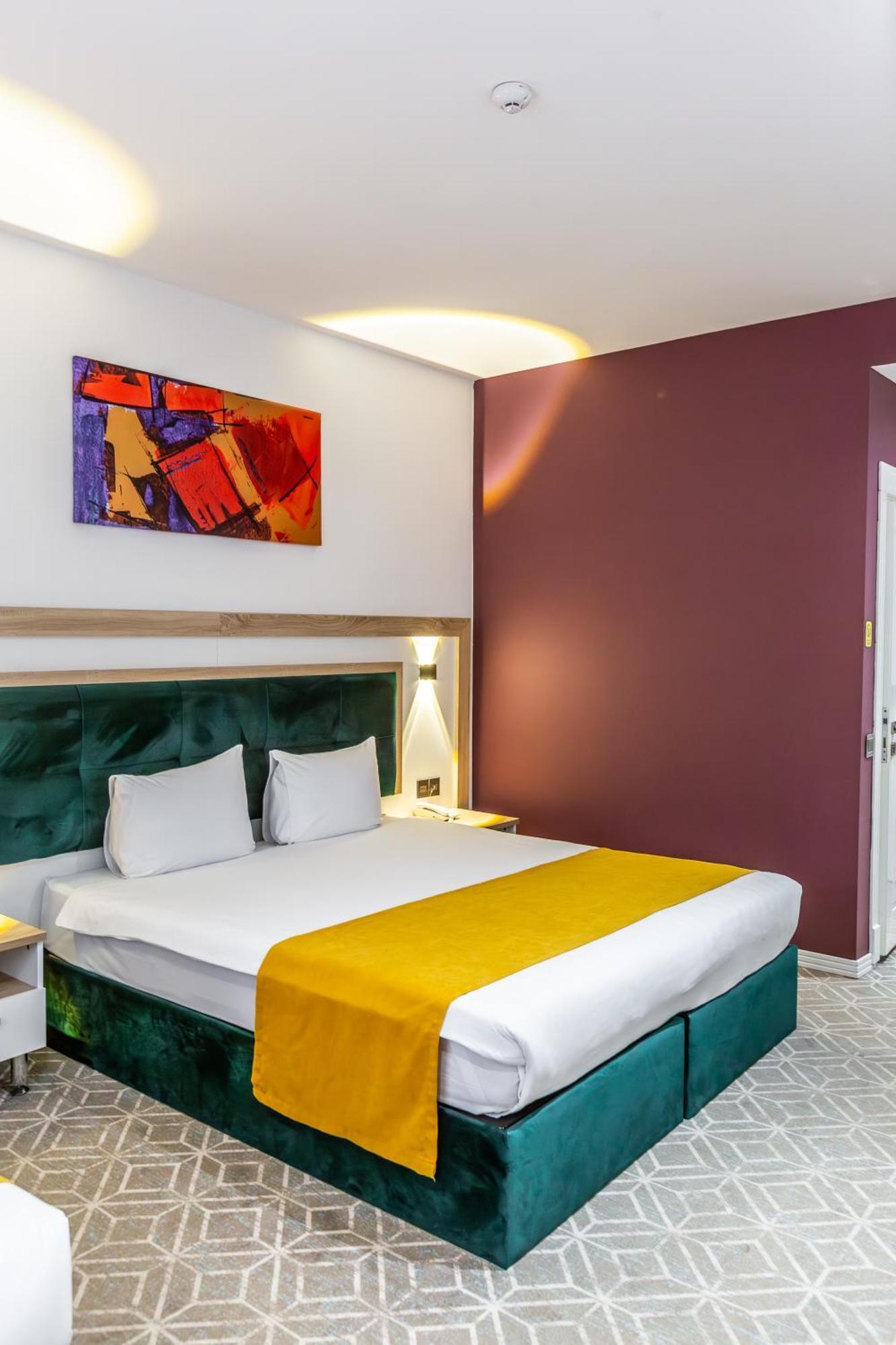 Alba Hotel & Spa Baku Exterior photo A room at the hotel