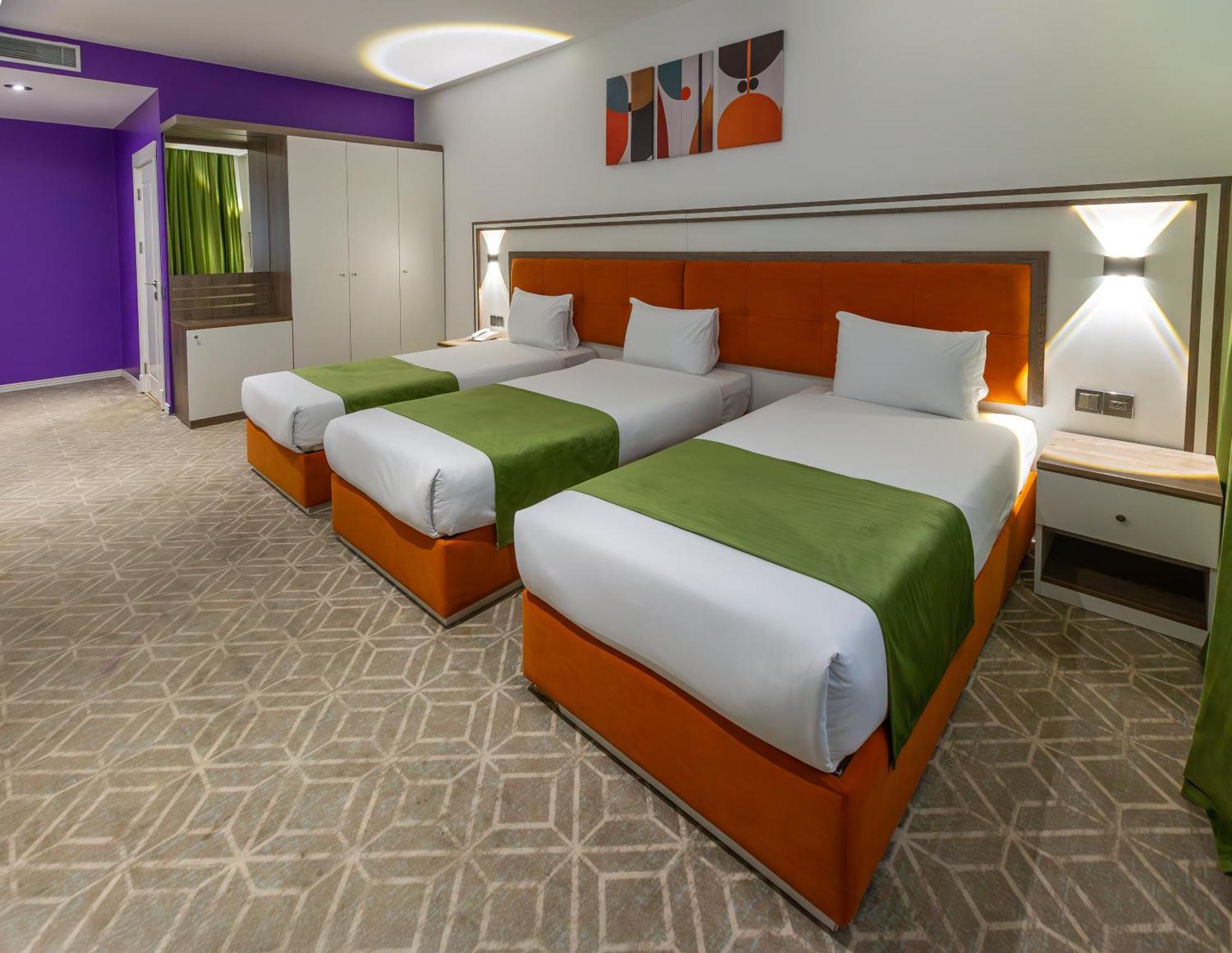 Alba Hotel & Spa Baku Exterior photo A room at the London Hilton London West